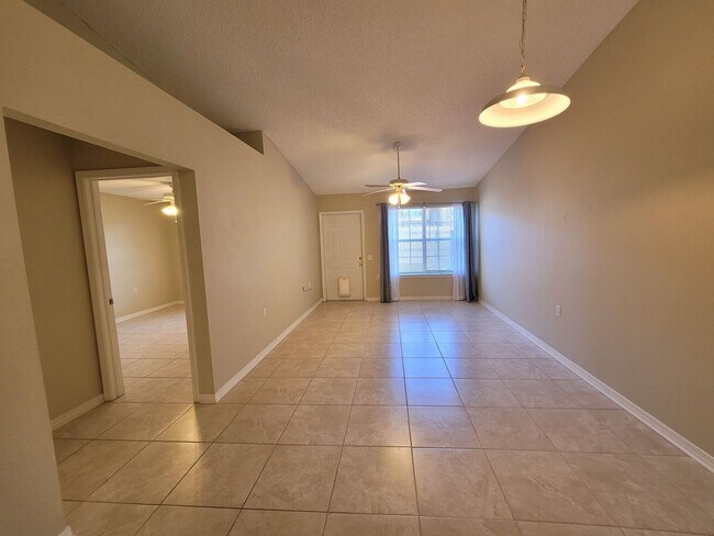 Foto del edificio - 8158 Heirloom Dr