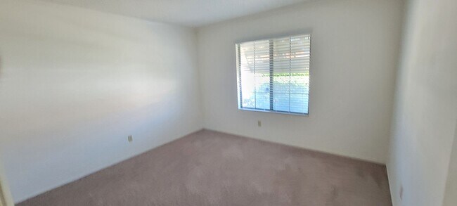 Building Photo - 2 bed 2 bathroom ready to call home!