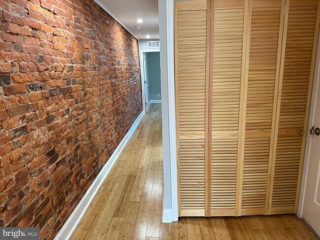 Foto del edificio - 6725 Elmwood Ave