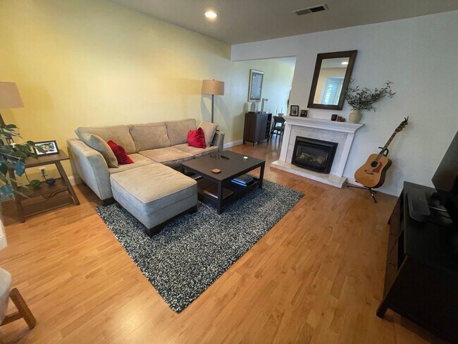 Foto del edificio - Spacious 2BD/1.5BA Townhouse in Walnut Cre...