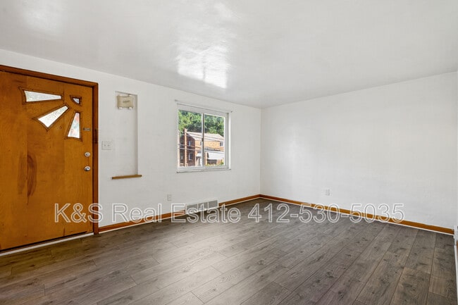 Building Photo - 823 Hartman St