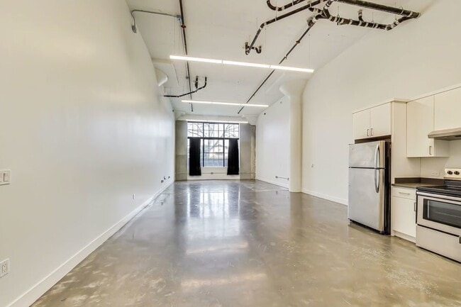 Building Photo - Modern loft with high ceilings and great l...