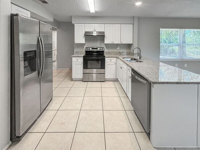 Building Photo - 10485 Lightwood St