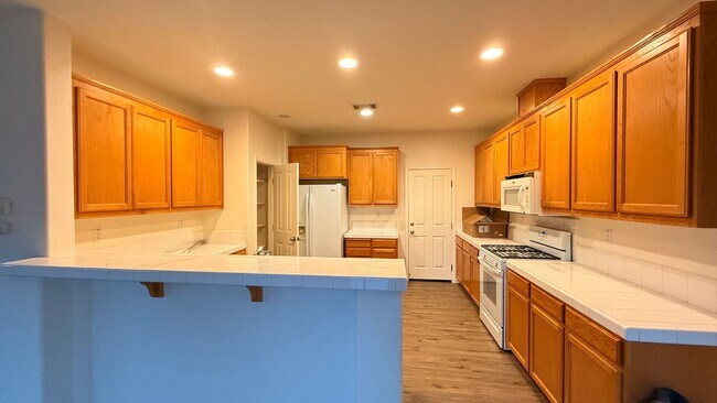 Building Photo - 4 BR 2.5 Bath Duet close to park and schools