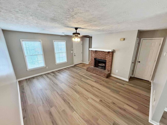Building Photo - Charming 2 BR/2.5BA Townhome in Marietta!