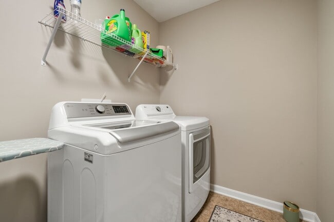 Building Photo - 1033 Quarry Oak Dr