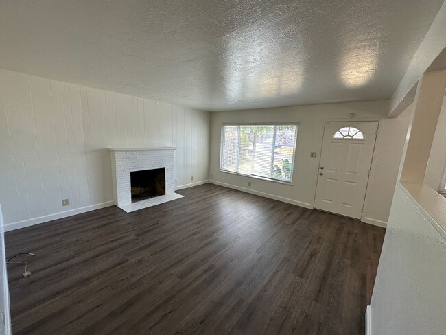 Building Photo - Cozy Home with Beautiful Backyard in Wonde...