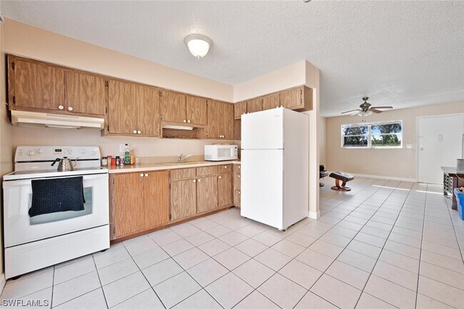 Foto del edificio - 1560 Colonial Blvd