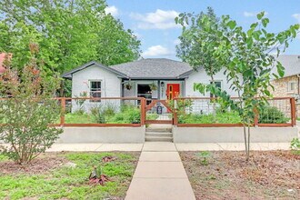 Building Photo - 1721 W Mistletoe Ave