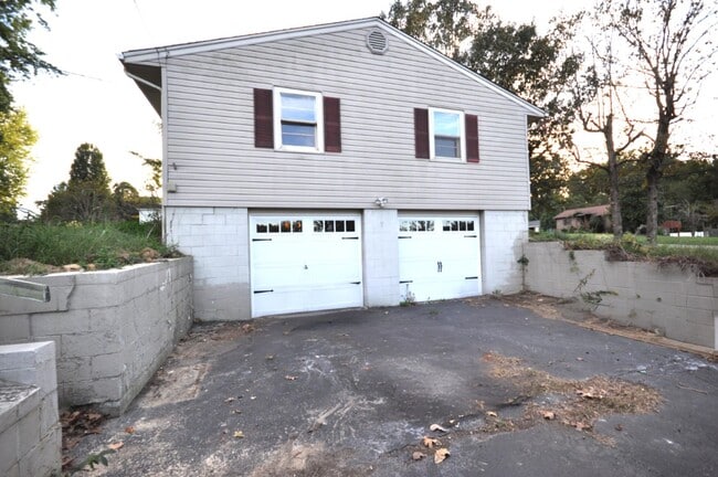 Building Photo - Fully Furnished House in Benton City Limits