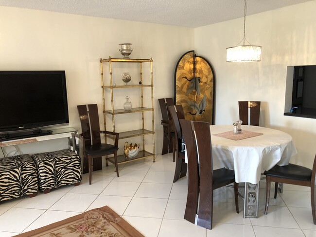 Main room - dining area - 2400 NE 1st Ln