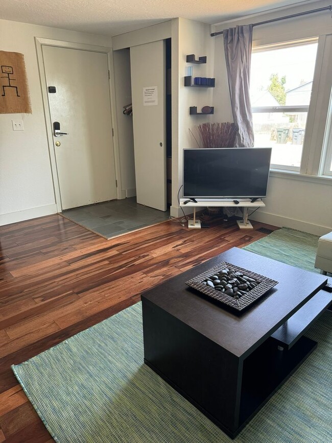 Building Photo - The Urban Sanctuary an adorable SHORT OR L...