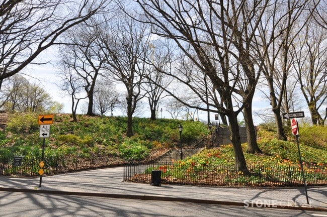 Building Photo - 550 Riverside Drive