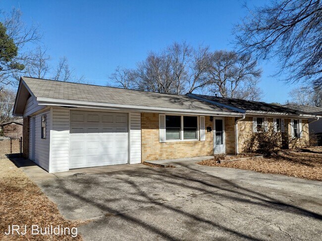 Building Photo - 3 br, 1.5 bath House - 916 Brewer Street