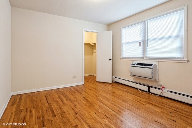 Building Photo - Spacious 3 BR/2 bath Rogers Park unit, Wat...