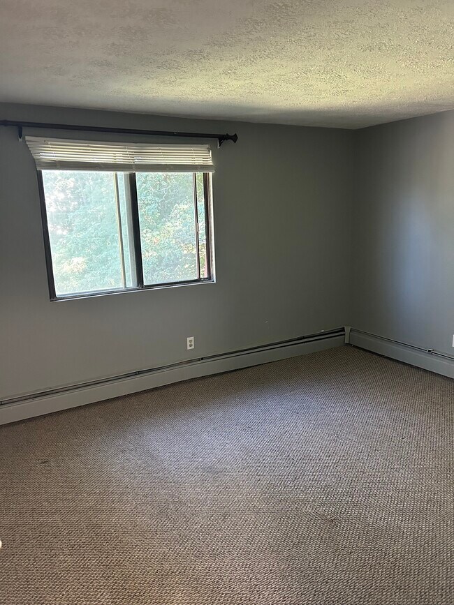 Foto del edificio - 545 Calef Rd