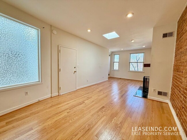 Photo - 1239 C St SE Apartment