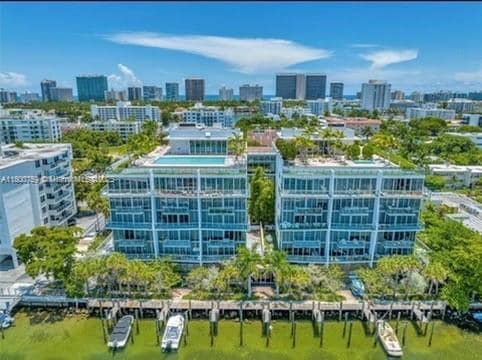 Building Photo - 9940 W Bay Harbor Dr