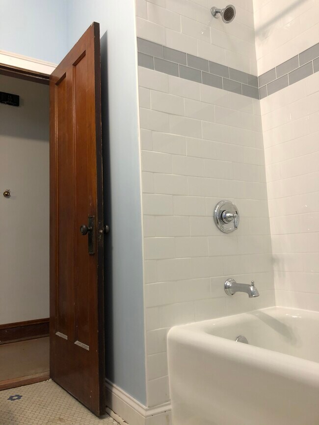 Foto del edificio - 2452 N Hamlin Ave