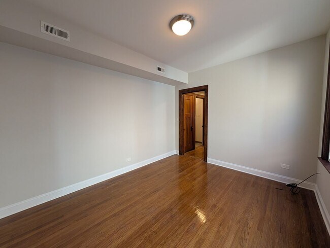 Foto del edificio - 3050 N Milwaukee Ave