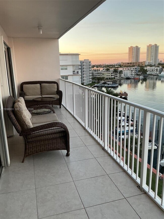 Foto del edificio - 400 Golden Isles Dr