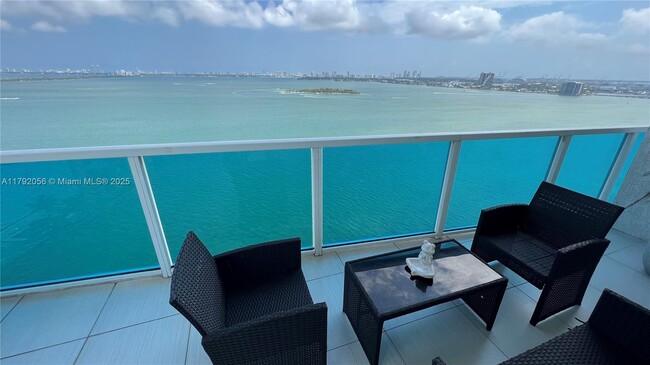 Foto del edificio - 700 NE 25th St