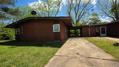 Building Photo - 1908 Skylane Dr