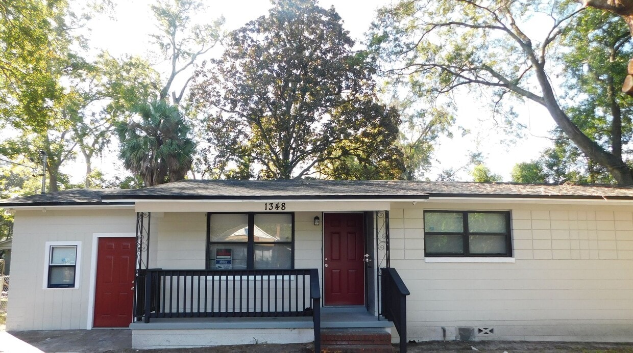 Primary Photo - **ROOM** with SHARED KITCHEN and BATH in a newly remodeled House