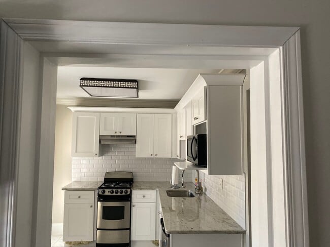 Full kitchen with stove, dishwasher, microwave and Fridge - The Residence at 1743 N Decatur Apartments