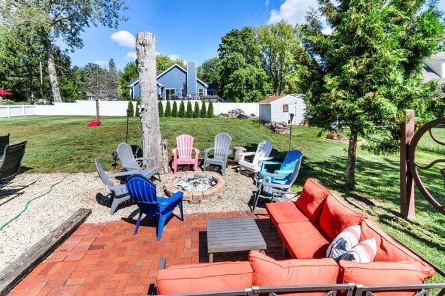 Building Photo - Lake Como Cozy Furnished Loft Available fo...