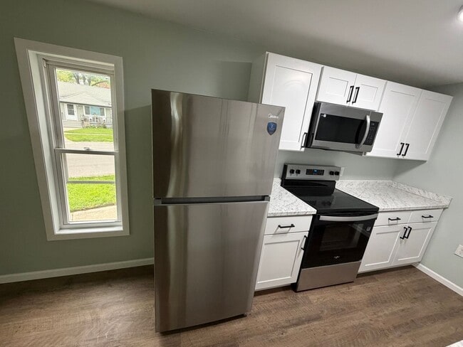 Building Photo - 3 bedroom house