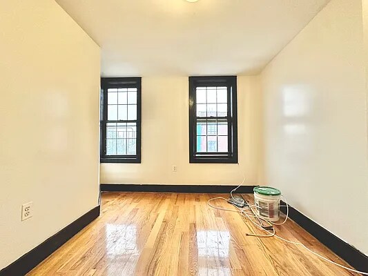 Foto del edificio - 242 Central Ave