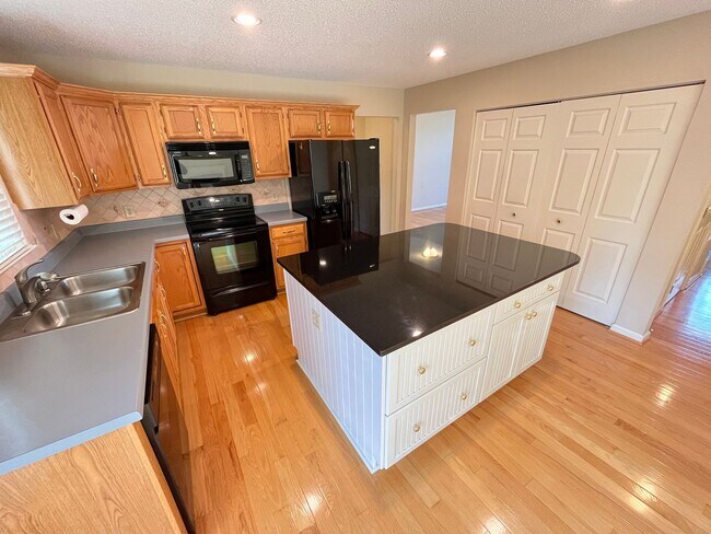 Foto del edificio - Exceptionally Located 3BD, 2.5BA Cary Home...