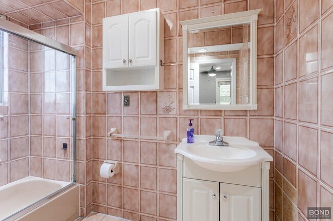 Foto del edificio - Charming Large Studio Apartment in the Heart of Maspeth