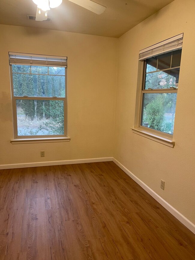 Building Photo - 3 BED 2 BATH HOUSE IN SHASTA LAKE WITH 1/2...