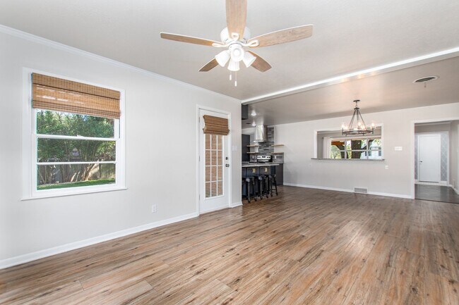 Foto del edificio - Renovated 3 Bed / 2 Bath Brick Home with 2-Car Garage & Fenced Yard in North Temple