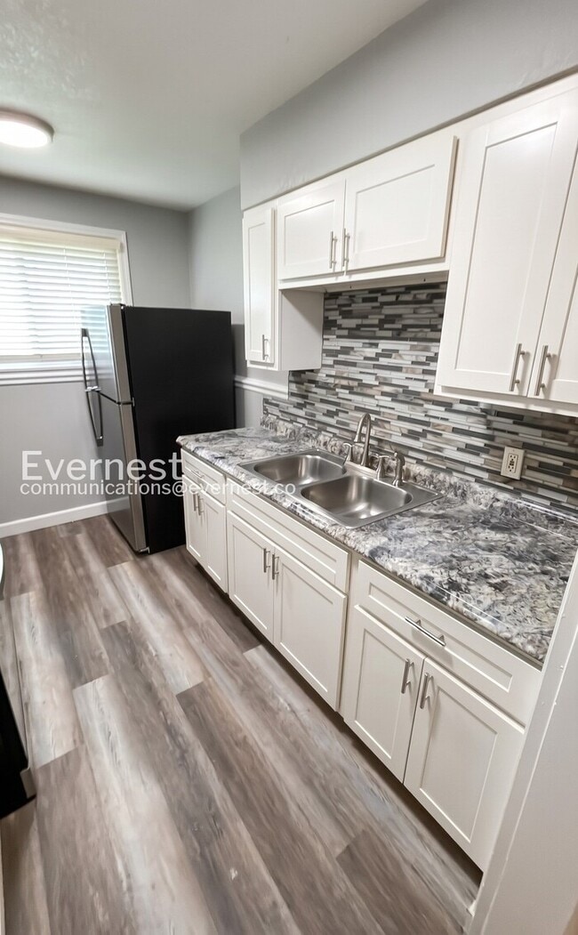 Building Photo - 807 Fontaine Pl