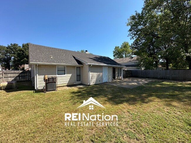 Building Photo - MEMPHIS MUST-HAVE! 3BR/2BA | Vaulted Ceilings & Rustic Fireplace | Fenced Yard!