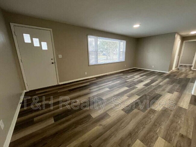 Building Photo - 725 Isabelle Dr