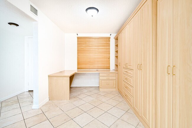 Building Photo - Clean 2/2 Condo in Daytona Beach Shores