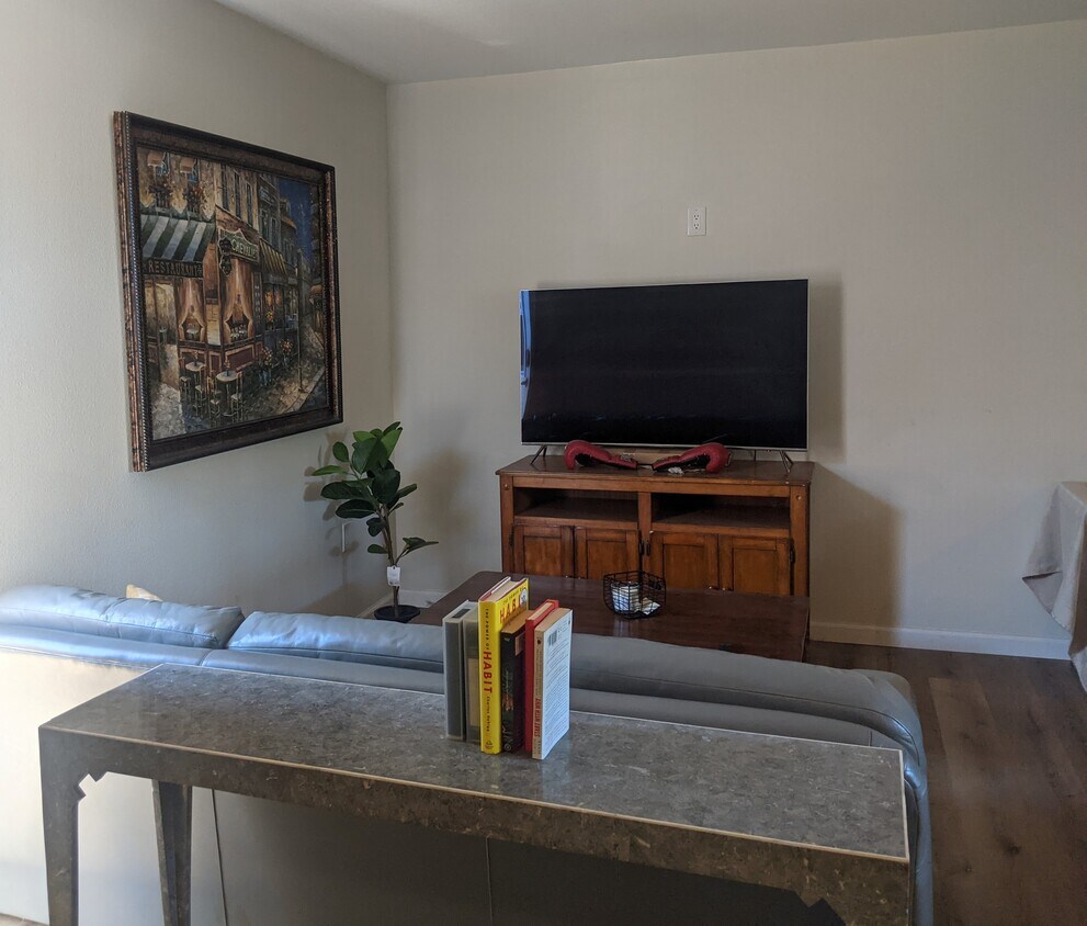 Foto principal - 7338 Eisenhower St