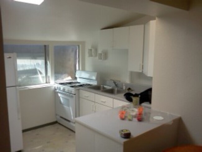 Kitchen - 2146 Bonar St