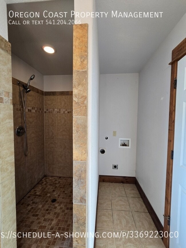 Building Photo - 1025 Wilson River Loop