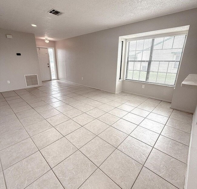 Building Photo - 525 SW Sara Blvd