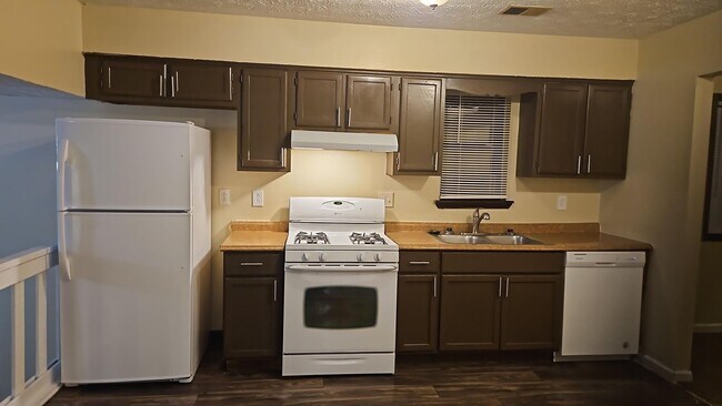 Foto del edificio - New Year's Move In Special!!!  Renovated 3 Bedroom/2.5 Bath Home For Rent In Convenient Jonesboro...