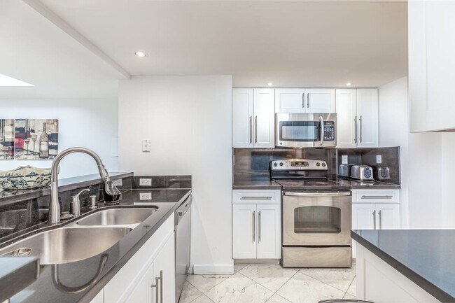 Foto del edificio - 1717 N Bayshore Dr