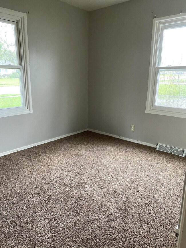 Building Photo - 965 Valleyview Dr