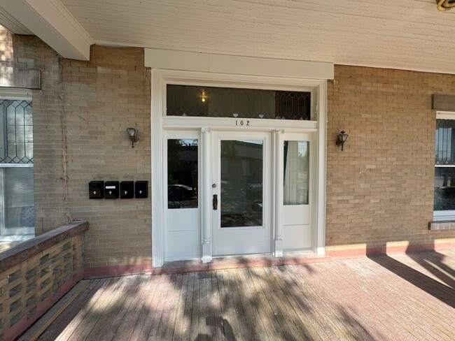Building Photo - Efficient 1 Bed, 1 Bath. Tenant pays elect...