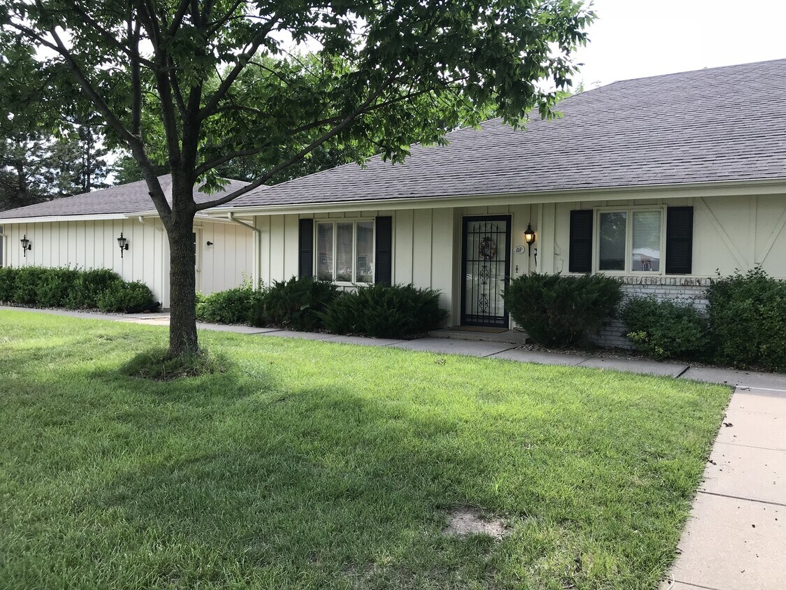 Primary Photo - 2 CAR GARAGE! COMMUNITY POOL! FANTASTIC PA...