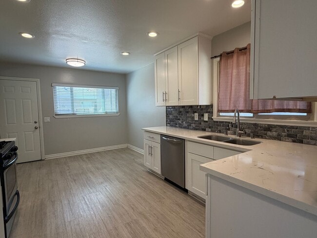 Photo - 10774 Mercer Avenue House